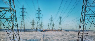 Domácnosti sa tešia z poklesu cien elektriny, priemysel a podnikatelia však budú čeliť vyšším náklad